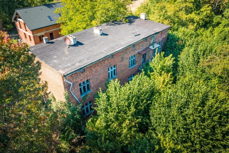 4 kondygnacyjny dom z działką!