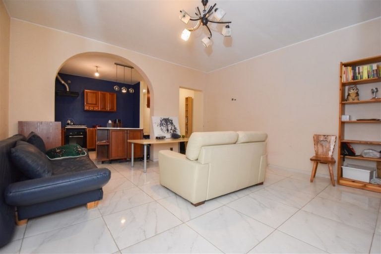 Mieszkanie z ogródkiem i garażem – Pogoń !