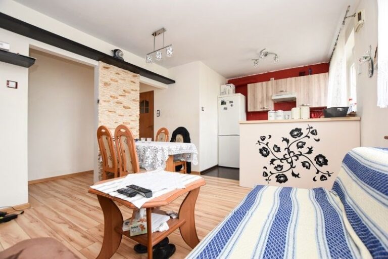 Mieszkanie na sprzedaż – 48.4000 m², 3 pokoje