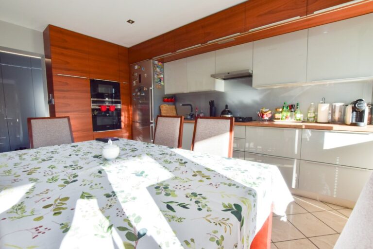 Mieszkanie na sprzedaż – 80.2600 m², 4 pokoje