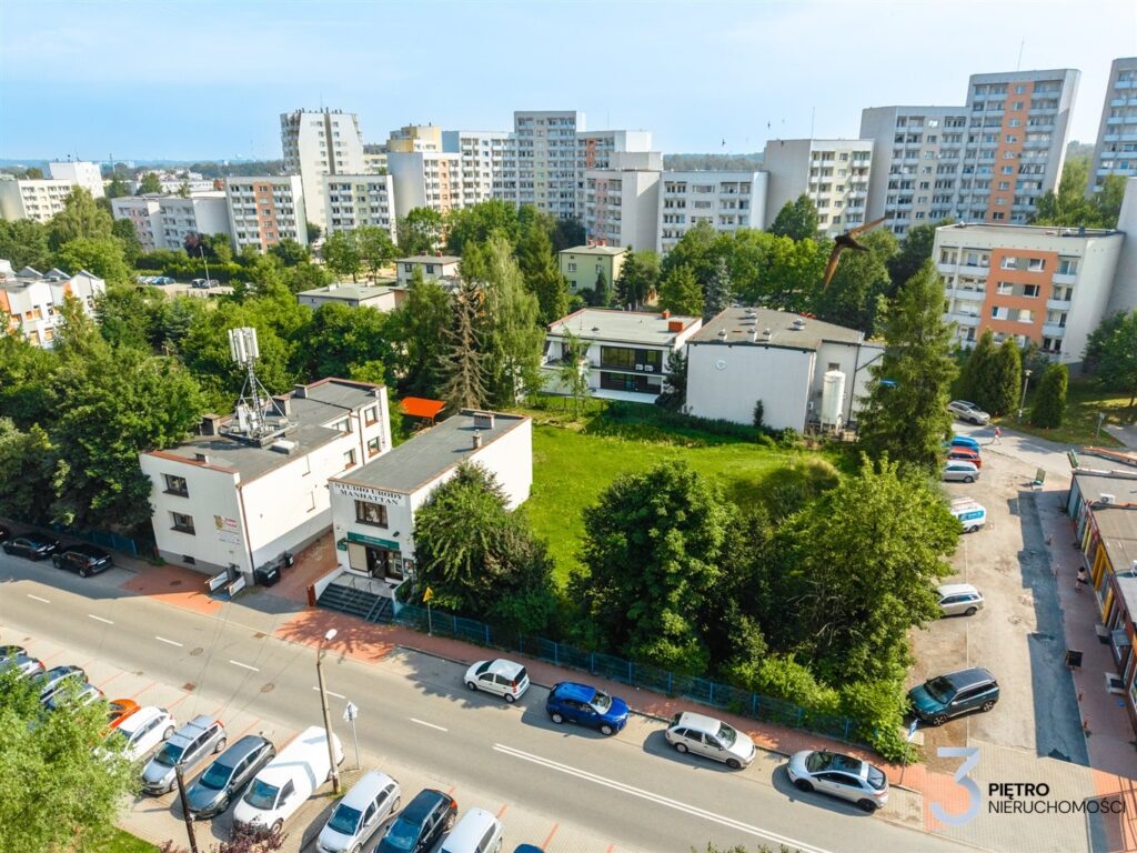 Działka z lokalami usługowymi ! Inwestycja